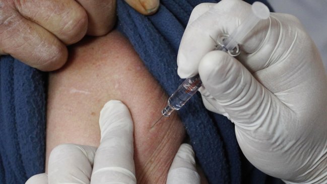 Seremi por caso de Puente Alto: Aún no podemos decir que se ocupó la misma aguja en vacunación