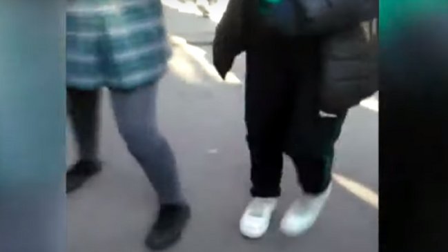 Acusan a apoderado de amenazar con pistola a escolares de séptimo básico