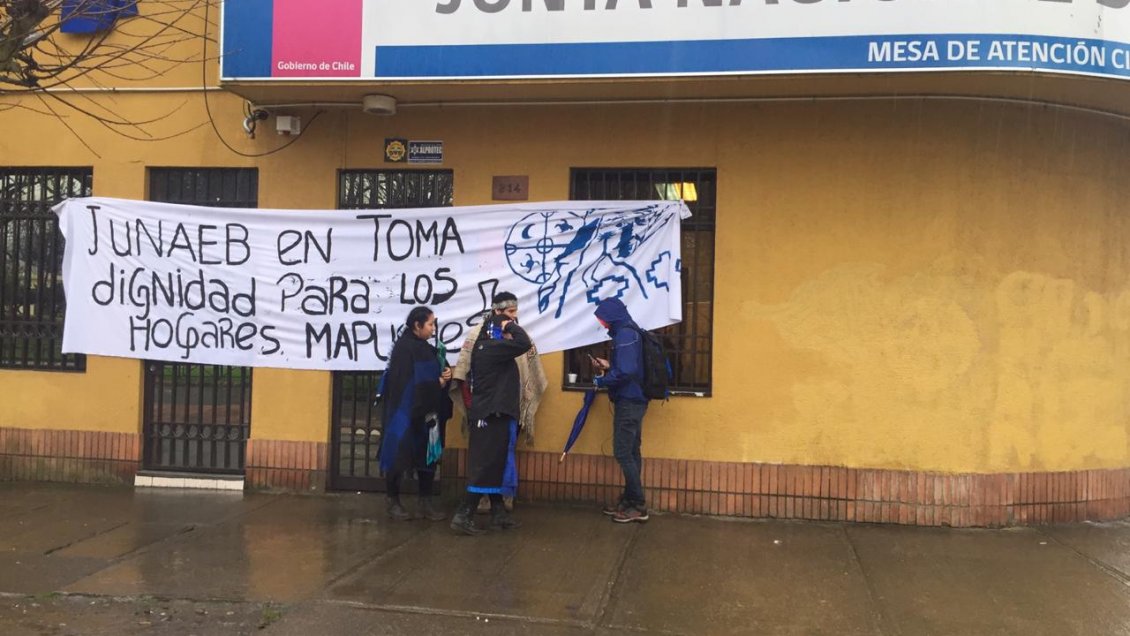 Estudiantes mapuche de Temuco se tomaron las oficinas de la Junaeb
