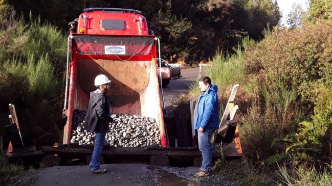 Camión con áridos botó puente de madera en sector rural de Ancud