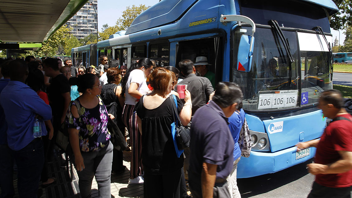 Las comunas de Santiago con menos recursos son las que más gastan en transporte