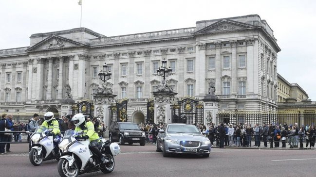 Un intruso intentó entrar al palacio de Buckingham mientras la reina dormía
