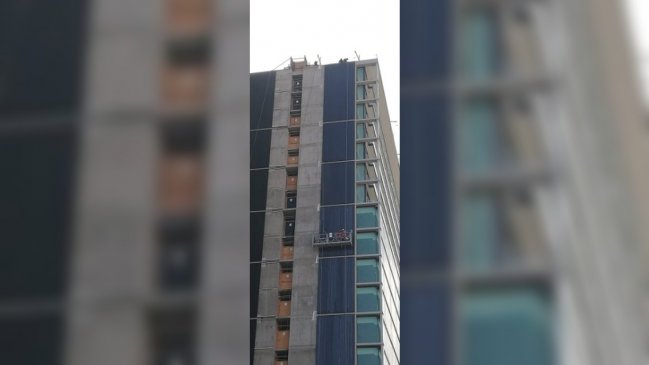 Bomberos rescató a trabajadores atrapados en andamio a más de 30 metros de altura