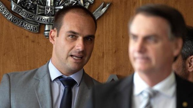 Bolsonaro evalúa designar a su hijo como embajador en EEUU