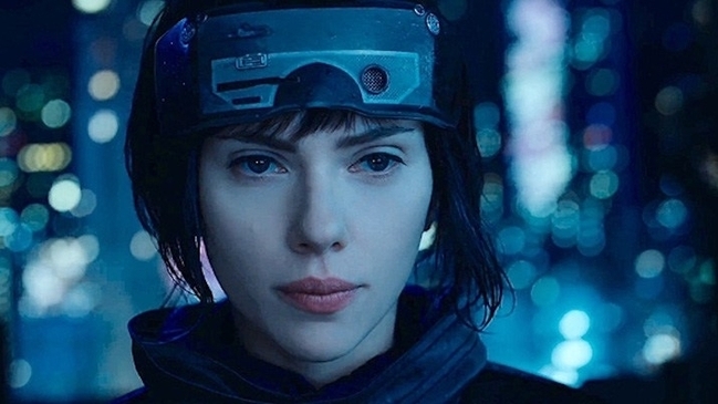 Scarlett Johansson es criticada tras defender elecciones para roles de minorías