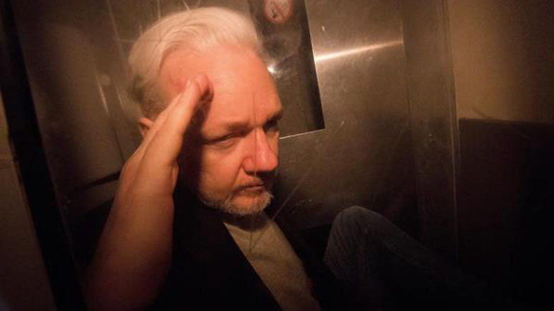 Acusan a Assange de haber interferido en la elección de EE.UU. desde la embajada