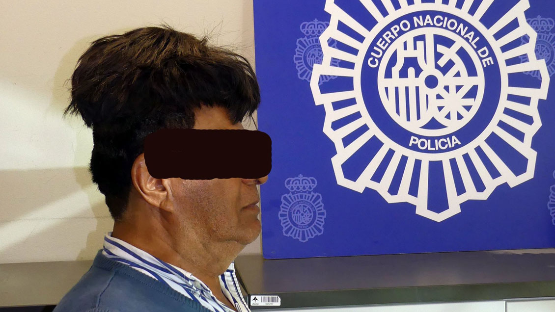En España detienen a hombre que ocultaba cocaína bajo una peluca de inusual tamaño