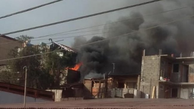 Una casa destruída y dos con daños dejó incendio en Antofagasta