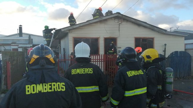 Incendio destruyó vivienda en la Población Manuel Chaparro de Punta Arenas