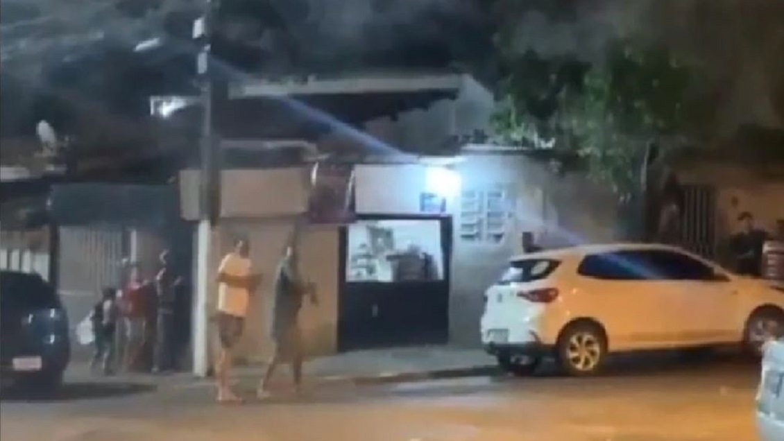 Sus amigos hicieron un asado, no lo invitaron y se vengó a lo 