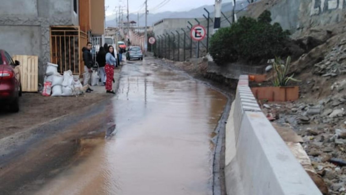 Rotura de estanque de agua afectó a siete viviendas de Antofagasta