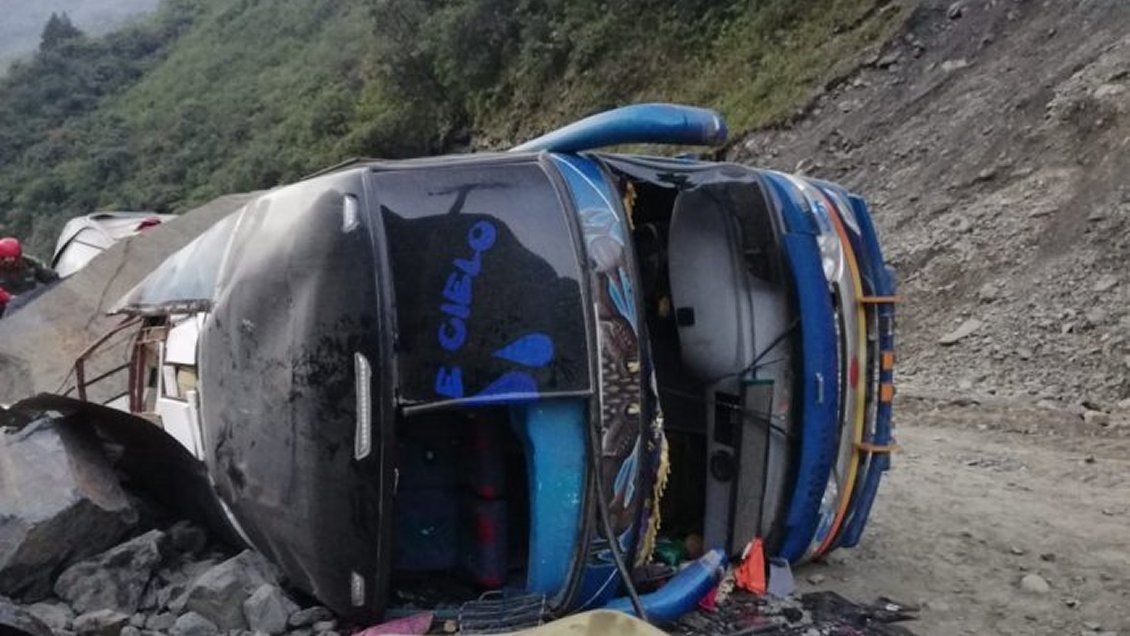 Al menos cuatro muertos y 30 heridos por accidente de bus en Bolivia