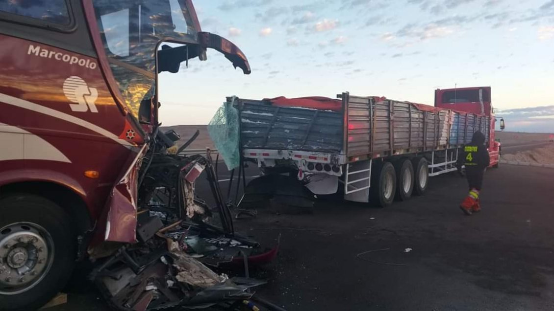 Un fallecido y más de 25 lesionados tras colisión de bus y camión en las cercanías de Arica