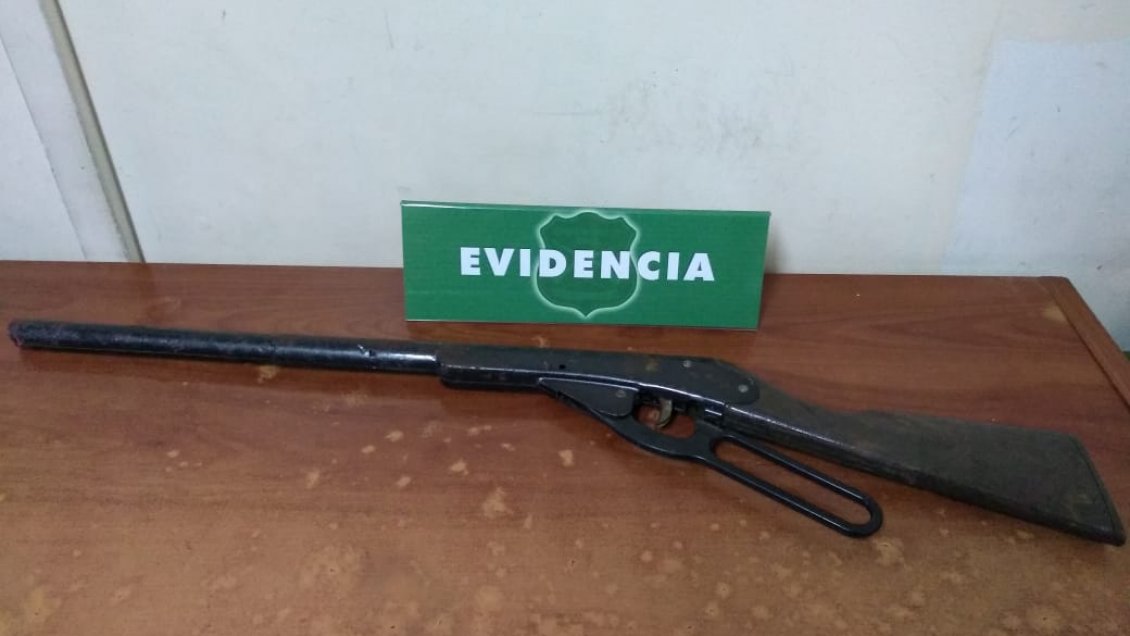 Detienen a mujer que intimidó a taxista con una rifle