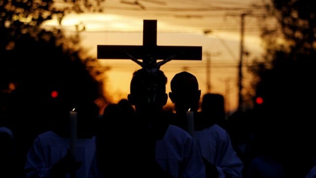 Jesuitas anuncian dimisión del estado clerical y expulsión de Jaime Guzmán Astaburuaga