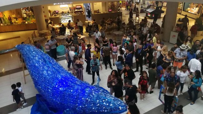 Ballena construida con desechos plásticos fue donada al Museo del Mar de Iquique