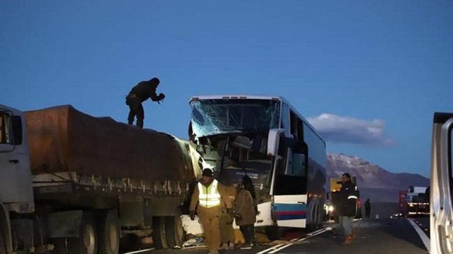 Arica: Camión y bus protagonizaron fatal accidente carretero