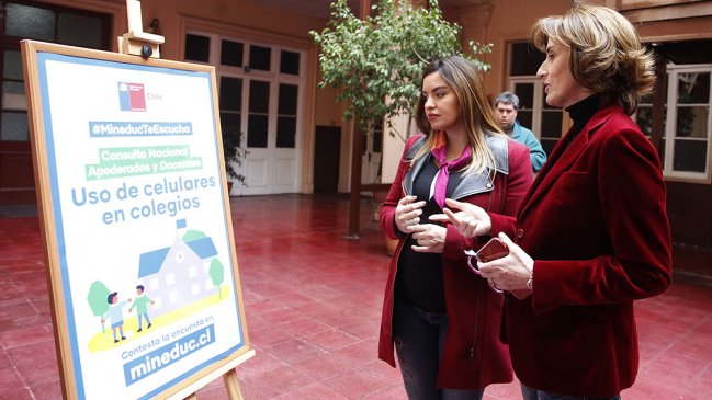 Con encuesta nacional, Mineduc evalúa uso de celulares en recreos y salas de clases