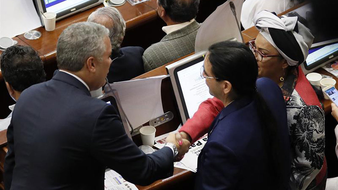 Duque protagonizó inédito apretón de manos a congresistas del partido FARC
