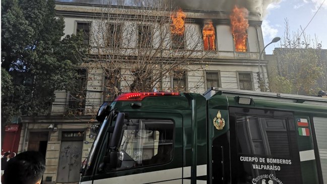 Incendio consumió parte de antiguo edificio de Valparaíso