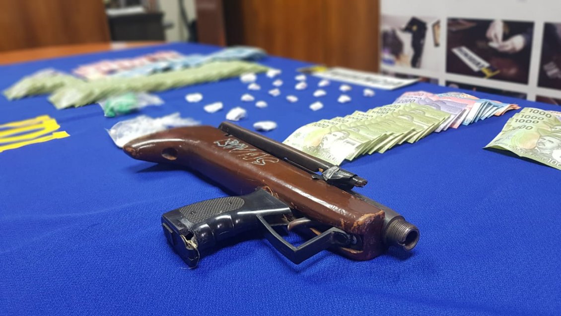 Decomisan droga y un arma de fuego en tres domicilios en Mulchén