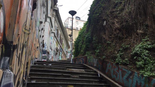Vecinos quieren instalar reja cansados del mal uso de histórica escalera en Valparaíso