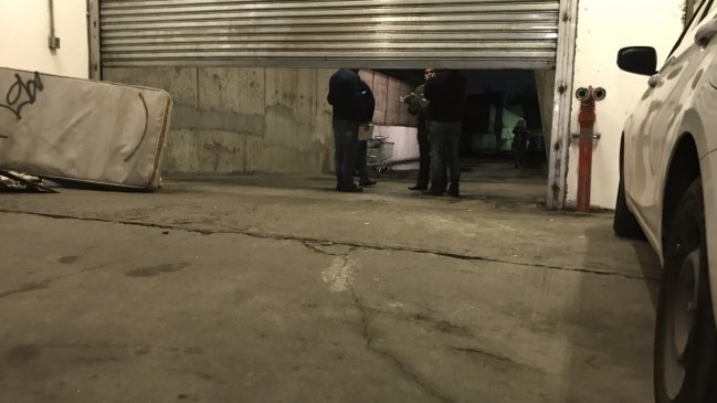 Delincuentes sustrajeron unos 30 millones de pesos desde supermercado en Santiago Centro