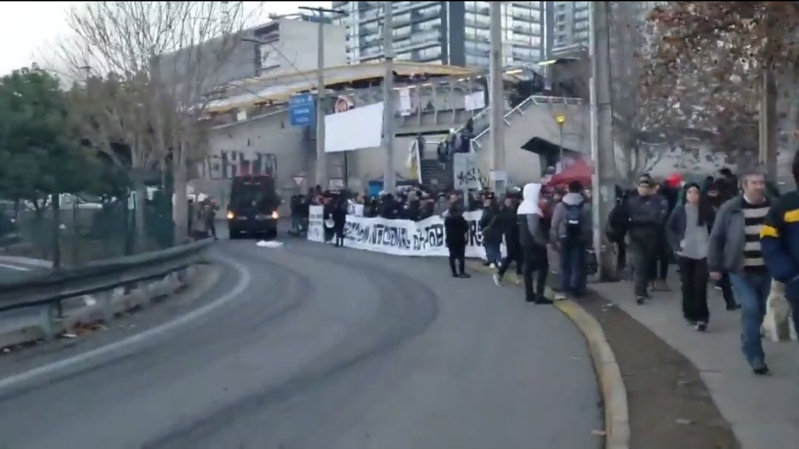 Vecinos de Peñalolén protestan con barricadas en Américo Vespucio