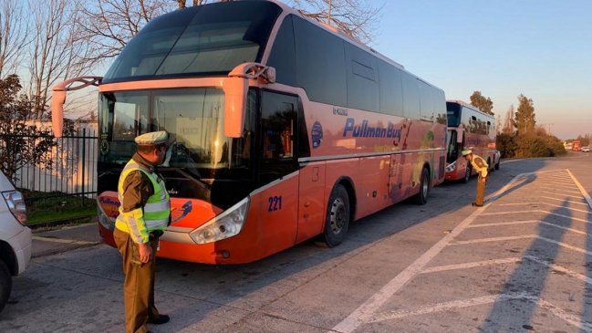 Tres buses Pullman fueron descubiertos en viaje con permisos falsificados