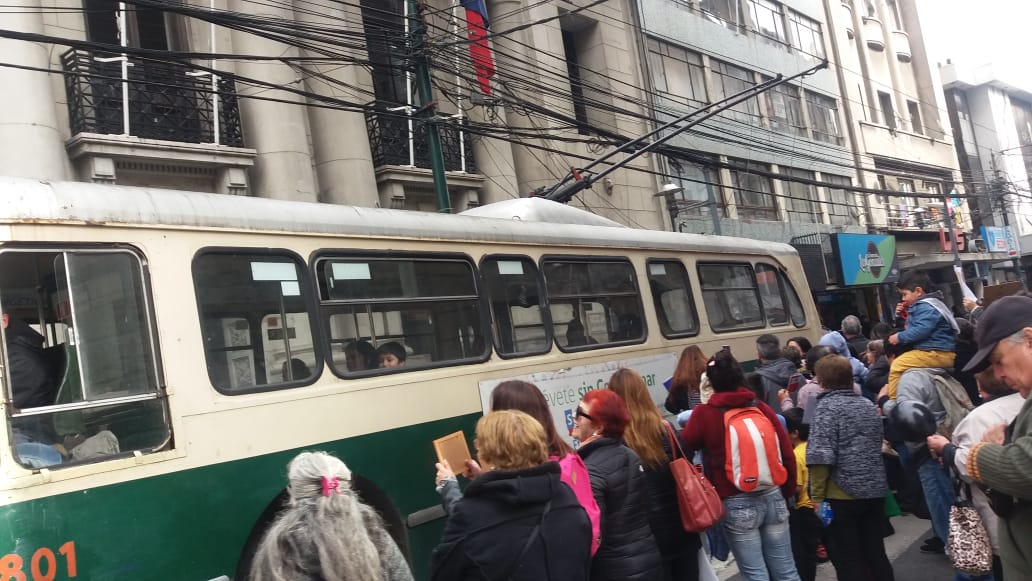 Lanzan huevos al Municipio de Valparaíso para protestar por crisis en cementerio de Playa Ancha