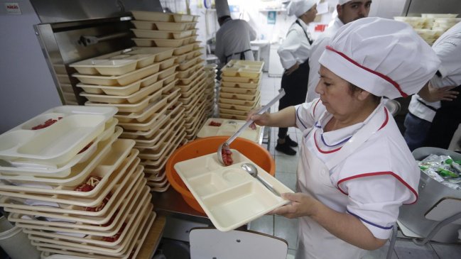 Junaeb estudia terminar contrato con empresa acusada de transportar alimentos contaminados