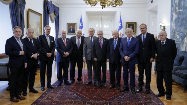 Piñera abordó con ex cancilleres varios temas polémicos