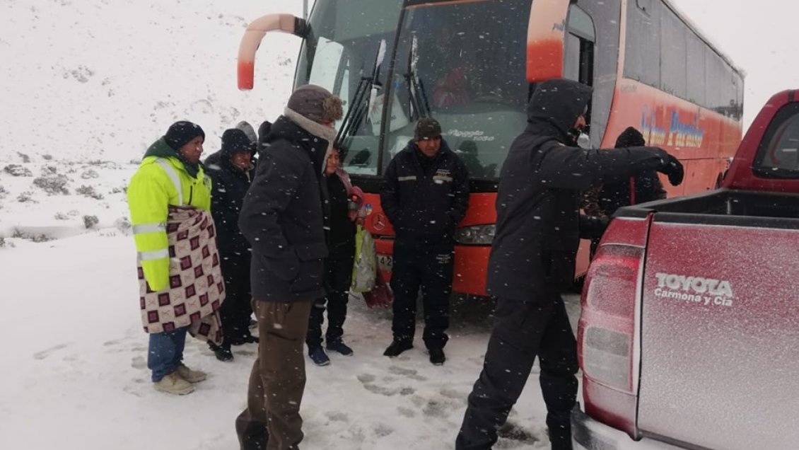 Rescatan alrededor de 100 pasajeros atrapados por la nieve en Colchane
