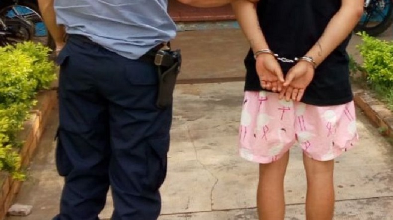 Detuvieron a travesti con cocaína, se tragó una bolsa y agredió a un policía con un palo