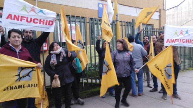 Trabajadores del Sename Talca radicalizaron toma de la Dirección Regional