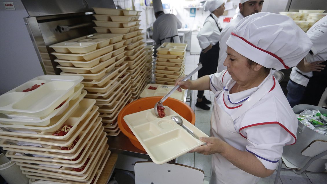 Trabajadores de la Junaeb acusan falta de abastecimiento de empresas externas