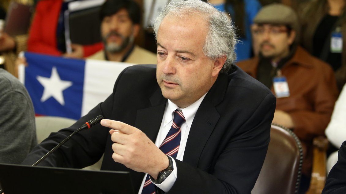 Oposición evalúa interpelación a ministro del Trabajo por alta cesantía