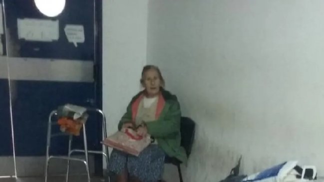 Abuela asegura que su hija la echó de la casa y duerme hace un año en los pasillos de un hospital