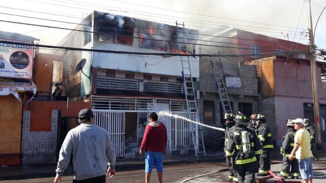 Incendio dejó 23 damnificados en el sector norte de Antofagasta
