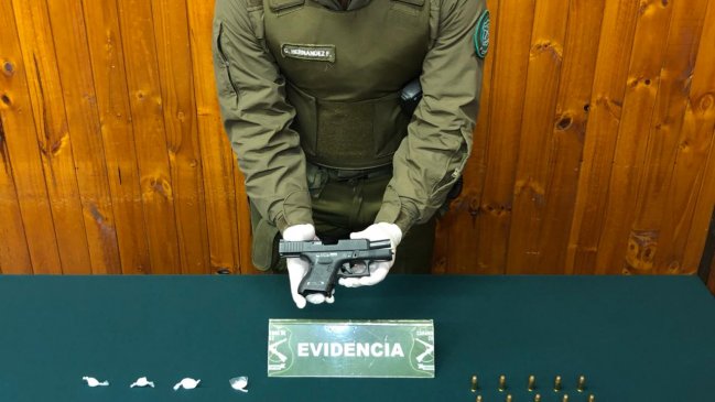 San Antonio: Detienen a chofer y acompañante de taxi por porte de drogas y armamento