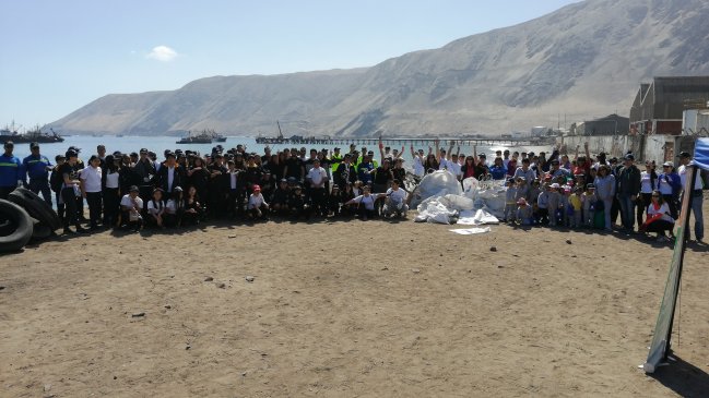 Iquique: Retiran diez toneladas de basura de Playa El Colorado Sur
