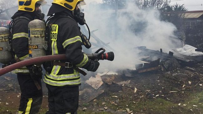 Vivienda resultó destruida por un incendio en San Pedro de la Paz