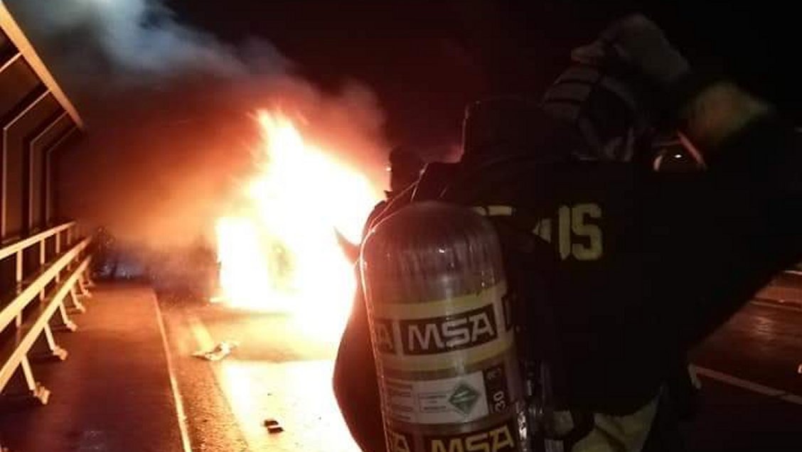 Desconocidos quemaron camioneta robada en acceso a Ercilla