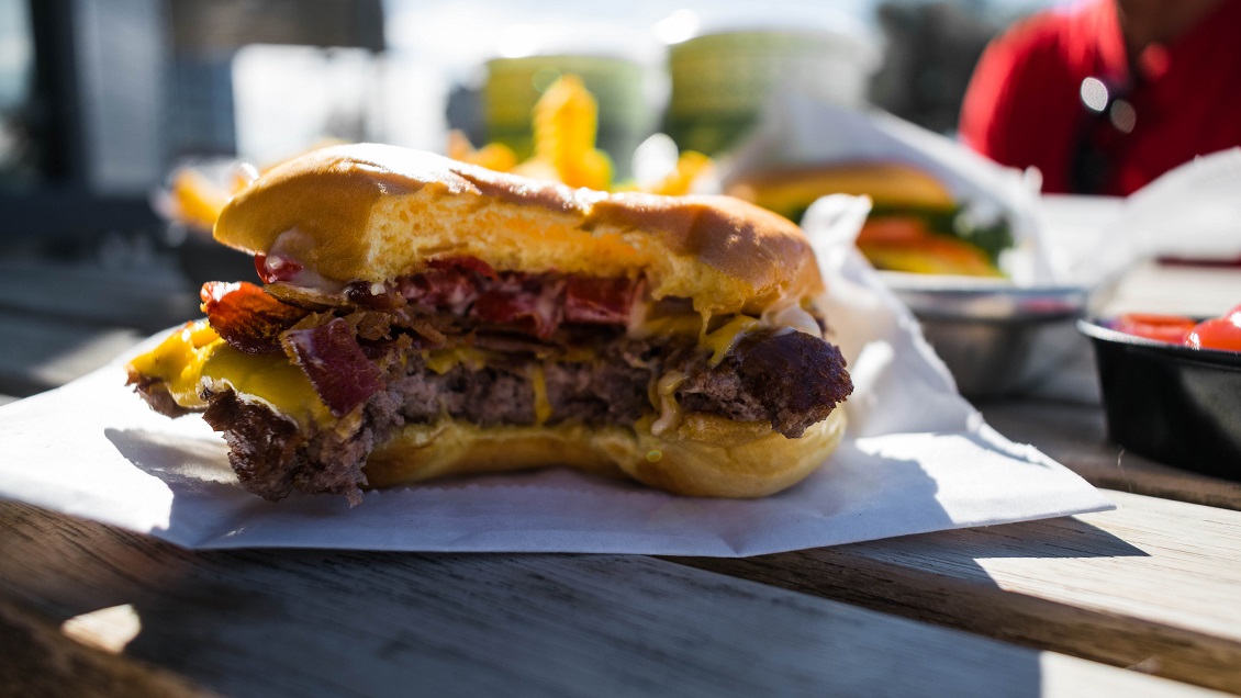 Policía acusó a trabajadores de McDonald's de dar un mordisco a su sándwich: Fue él y lo olvidó