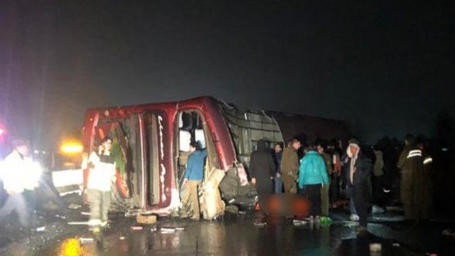 Ruta 5 Sur: Seis fallecidos deja volcamiento de bus en Mostazal