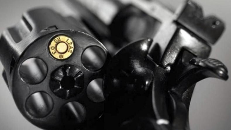 Mujer llegó al hospital con un tiro en el ojo: ex pareja asegura que fue 