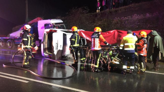 Colisión entre furgón y camión dejó un fallecido en las cercanías de Calbuco