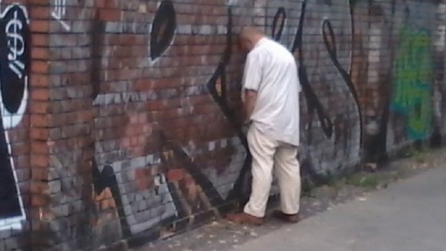 Hombre fue sorprendido orinando en público y le dieron un castigo inmediato en Inglaterra