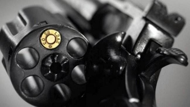 Mujer llegó al hospital con un tiro en el ojo: ex pareja asegura que fue 