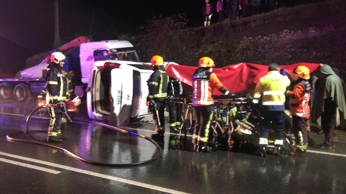 Colisión entre furgón y camión dejó un fallecido en las cercanías de Calbuco